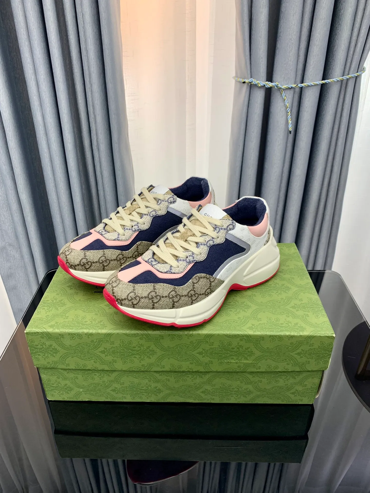 👟👟Ex-factory price 480👟👟 Gucci dad shoes for couples, distressed leather horn-shaped retro jogging shoes. The Balenciaga grandpa trend has subsided, ushering in GUCCI dad shoes, the trend leader in the fashion industry. The original shoes are molded and the original last is made by the Italian handmade foundry! [Gucci original dad shoes] Original surface: imported calfskin! Lining: Grade A hybrid lambskin! Outsole: The highest restoration sole. TPU material plus wear-resistant foam (anti-wear cushioning) ivory leather has been processed with an old-fashioned effect. The sole is 5cm high! The comfort level is excellent, killing all high-end versions on the market! Original logo outsole! 👣Size: Women’s size 35-40. Men's size 38-45. Women's heel with 🈚️logo! Men's heel with 🈶️logo!